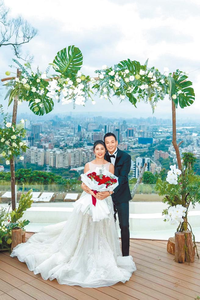 威廉（右）策画惊喜求婚，让卓君泽相当感动。（欢迎光临公司提供）