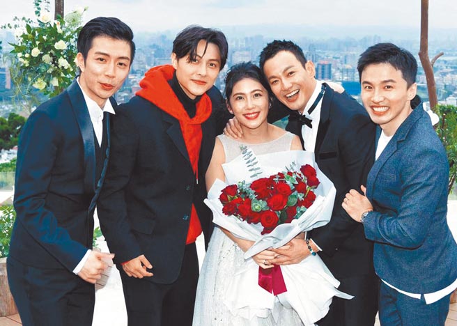 威廉（右二）昨向卓君泽（中）求婚成功，好友小杰（左起）、王子、阿纬都在场见证。（欢迎光临公司提供）