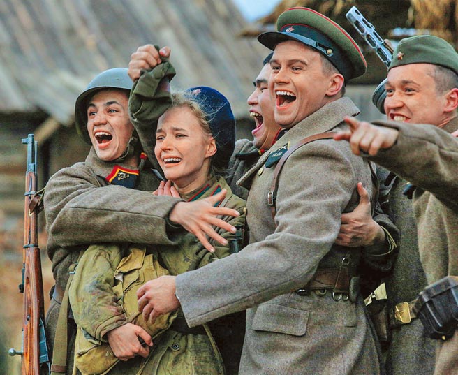菜鳥士兵上戰場，拚命守住德軍保家衛國。（可樂電影提供）