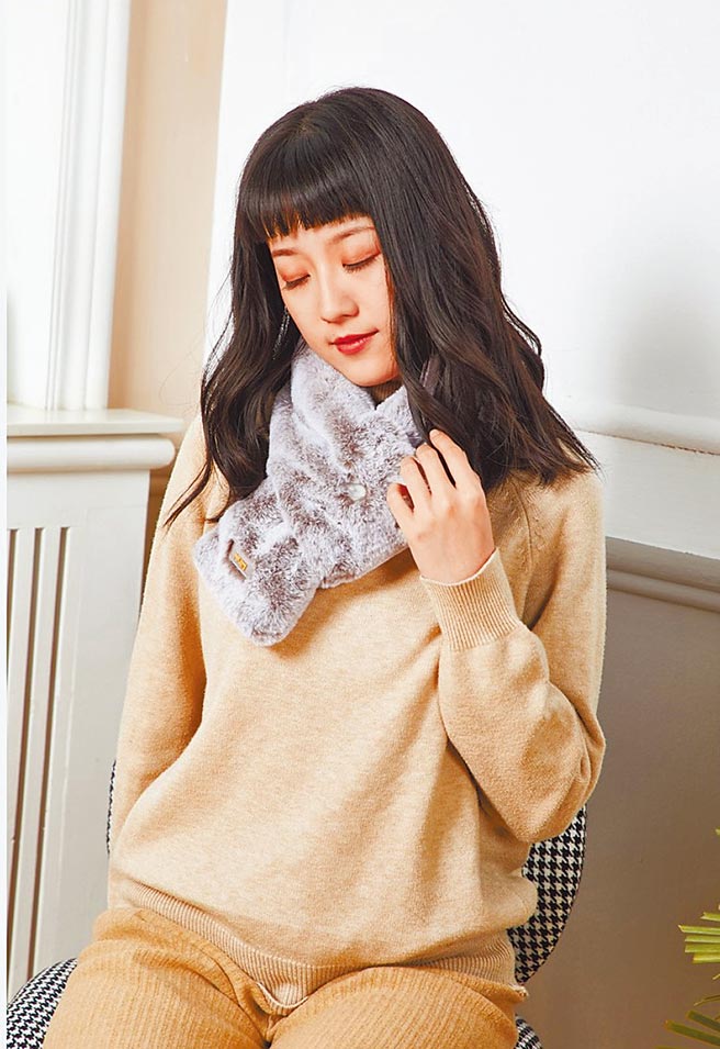 momo购物网独家的可梦科技比心围巾电热款，原价1580元，1月3日前特价1280元。（momo购物网提供）