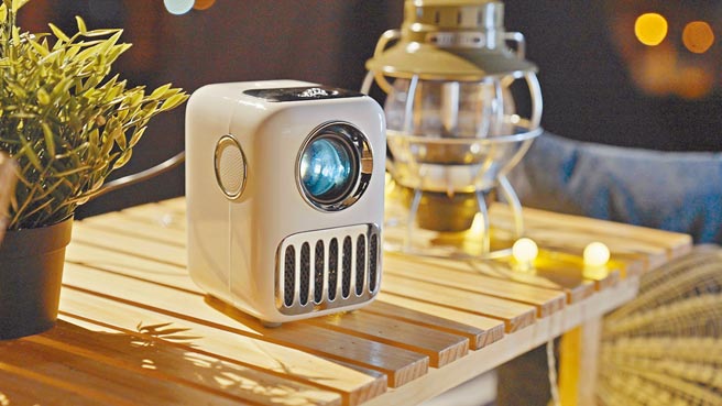 PChome 24h购物祭万播Wanbo Full HD智慧投影机T6 Max携带式（台湾代理版）限时优惠，原价1万3900元，27日到28日限时特价9900元。（万播提供）