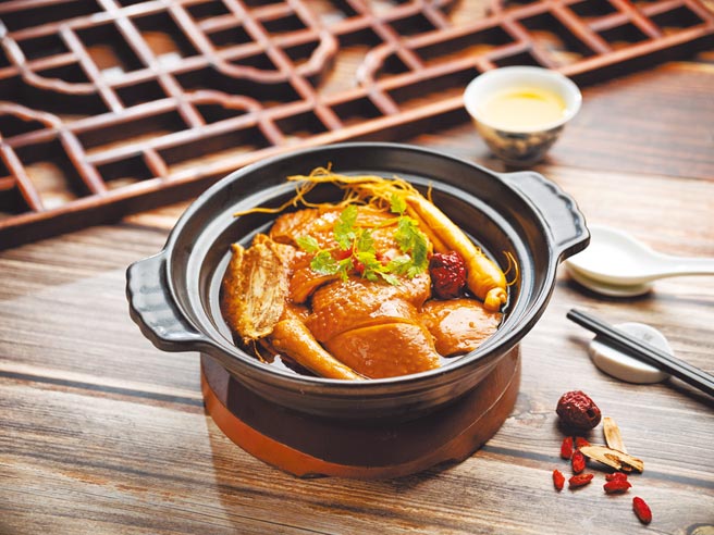 麻辣鮮香的「水煮鯧魚球」魚肉滑嫩，讓人食慾大開。（台北文華東方酒店提供）