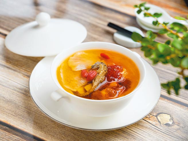 「天麻桃膠燉海馬」湯頭燉出所有食材的精華滋味，入喉溫潤甘醇。（台北文華東方酒店提供）