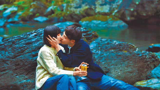 吴子霏（左）跟连晨翔在片中谈恋爱，有许多放闪画面。（双喜提供）