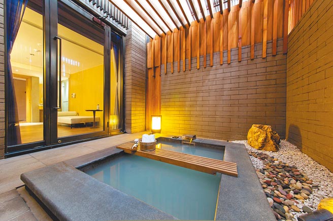 北投丽禧温泉酒店的半露天汤屋，拥有室内休憩空间与原木打造的半露天泡汤区。（北投丽禧温泉酒店提供）