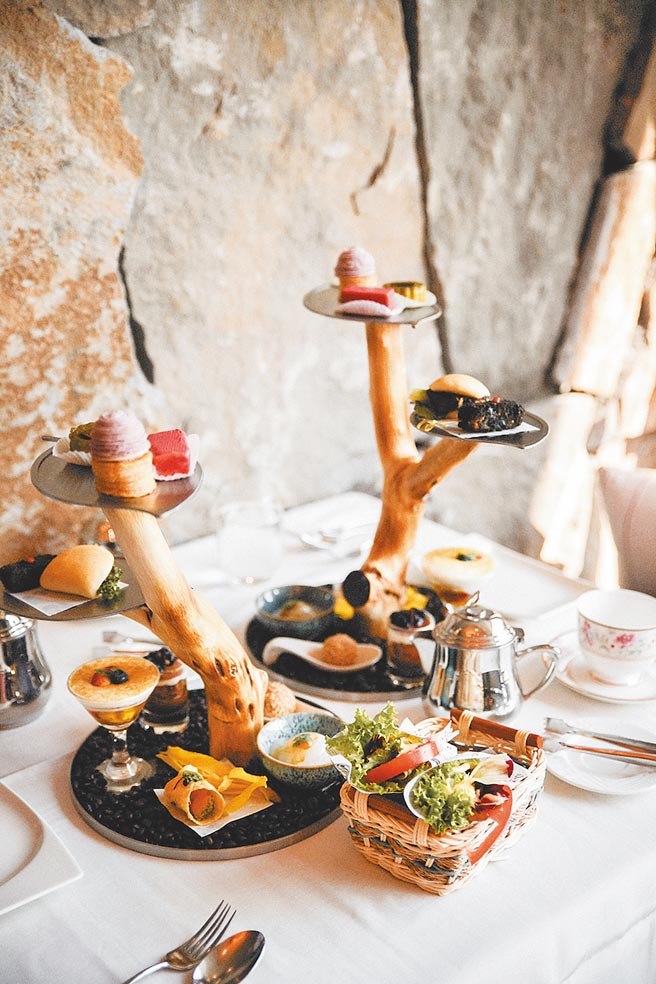 台法融合的丽禧下午茶（售价750元+10％）。实际菜色依季节调整。（北投丽禧温泉酒店提供）