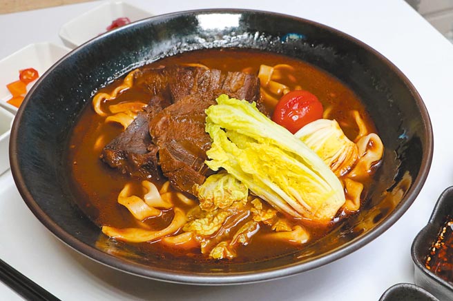 北投大地酒店喜欢厅的「经典牛肉麵」。（大地酒店提供）