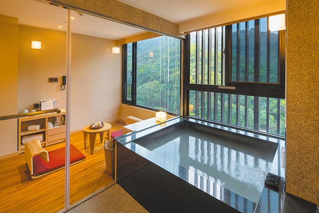 北投亚太饭店「豪华客房」的独立浴池。（北投亚太饭店提供）