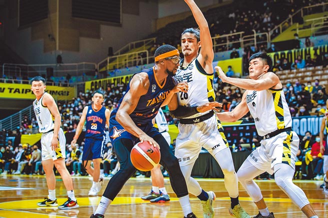 領航猿洋將喬丹拿下14分、14籃板及13助攻的大三元。（PLG提供）