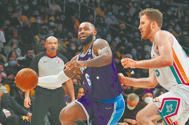 「小皇帝」詹姆斯獨得36分，但湖人仍在史坦普中心的最後一戰慘敗給馬刺。（路透）