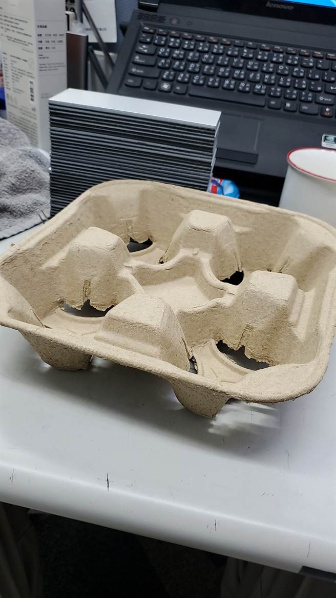 男网友表示外带麦当劳吃到一半，闻到恶臭，追查才发现是纸杯架发出的味道。(图／爆废公社二馆)