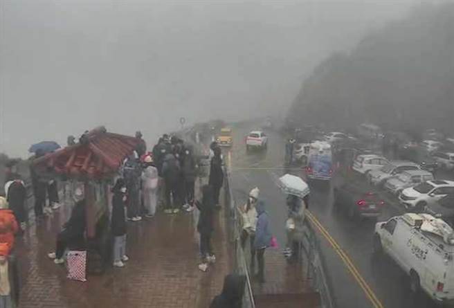 民眾衝合歡山追雪，今晨車潮擠爆武嶺停車場。（翻攝即時影像）