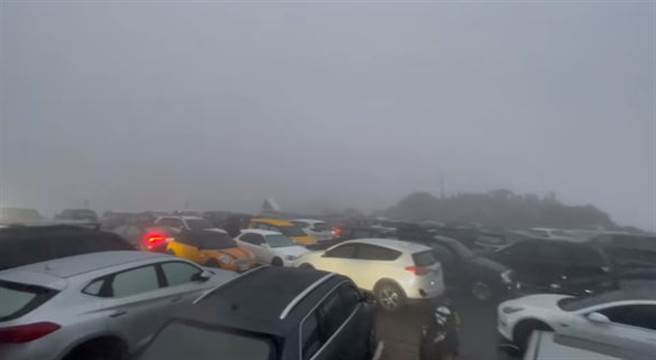 民眾衝合歡山追雪，今晨車潮擠爆武嶺停車場。（翻攝即時影像）