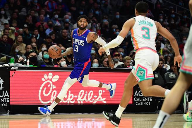 快艇前锋保罗乔治(左)将因右手肘韧带撕裂缺席3到4周以上时间。(路透资料照)