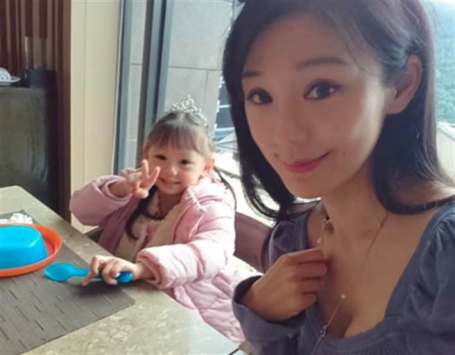 吴依洁如今已是3个孩子的妈仍保养得宜，在脸书分享美照及居家生活。（图／截取自脸书）