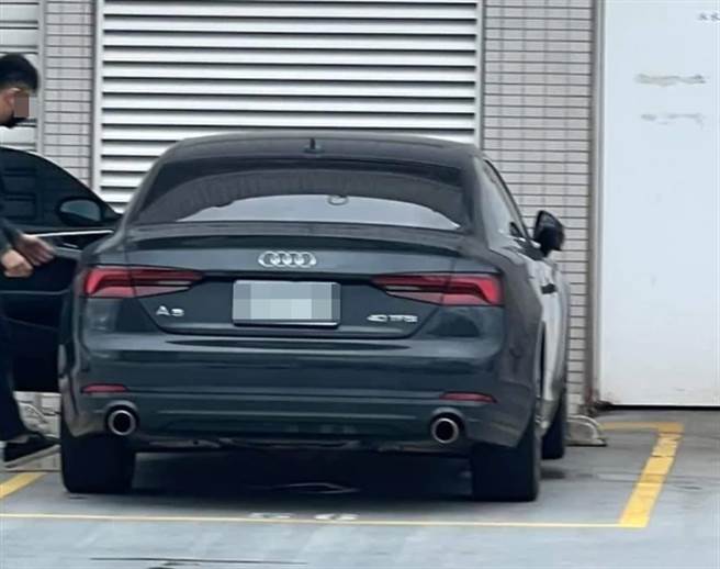網友分享奇遇記，開奧迪的車主，竟付不出90元停車費。（翻攝爆料公社）
