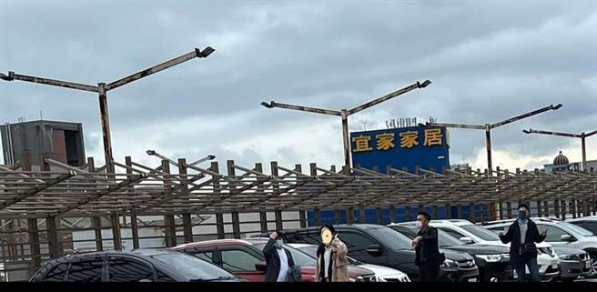 男网友借给陌生女90元后，竟发现她身边还有一群人。（图／翻摄爆废公社)