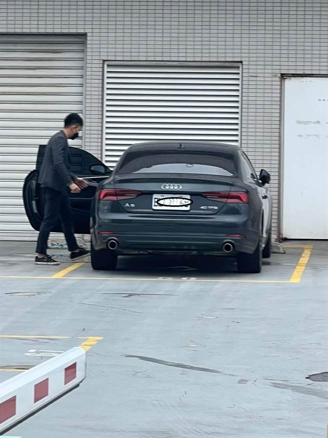 不打算还钱的陌生女，得手90元后与同伙开着奥迪名车离开。（图／翻摄爆废公社）