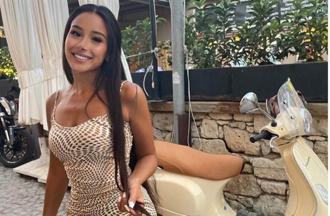 女星艾蕾娜穿上新娘挑的伴娘服，却因太辣被要求不当伴娘甚至不能参加婚礼。(翻摄自alenayildiz IG)

