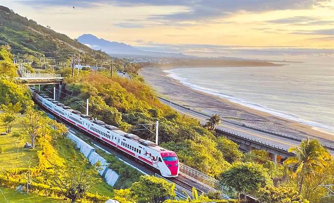 清晨6點多，從台東太麻里曙光觀景台往北拍，可留下普悠瑪列車，在晨光中駛過華源灣的美景。（莊哲權攝）
