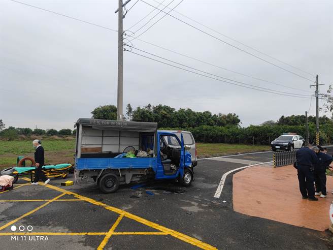 台南市西港区金砂里新寮往子龙庙，今天上午7点多发生一起小货车与厢型车擦撞车祸。（读者提供／张毓翎台南传真）