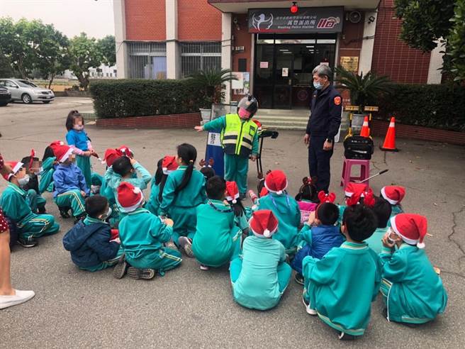 台中市霧峰區萬豐國小師生到霧峰分局萬豐派出所前廣場載歌載舞報佳音。（台中市霧峰警分局提供／馮惠宜台中傳真）