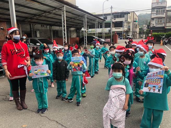 台中市霧峰區萬豐國小師生到霧峰分局萬豐派出所前廣場載歌載舞報佳音。（台中市霧峰警分局提供／馮惠宜台中傳真）