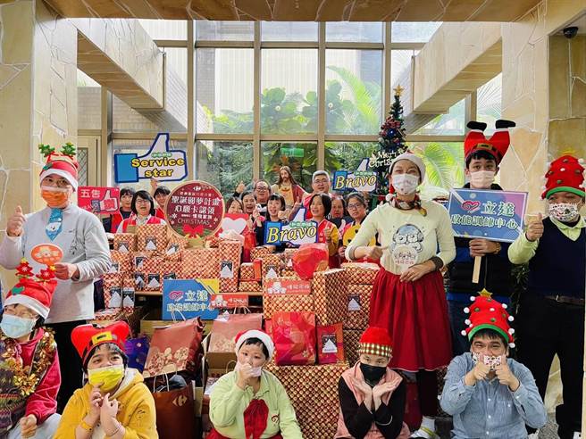 家樂福量販店台中市文心、青海、豐原、德安、西屯、太平、大墩、沙鹿共8間量販店，與天主教台中教區慢飛家族的8間心智障礙機構合作，為「慢飛天使」們募集耶誕禮物。（家樂福提供／馮惠宜台中傳真）