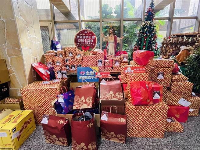 家樂福量販店台中市文心、青海、豐原、德安、西屯、太平、大墩、沙鹿共8間量販店，與天主教台中教區慢飛家族的8間心智障礙機構合作，為「慢飛天使」們募集耶誕禮物。（家樂福提供／馮惠宜台中傳真）