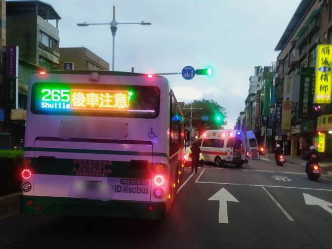 婦人疑違規闖越馬路，慘遭公車撞斃。（民眾提供）