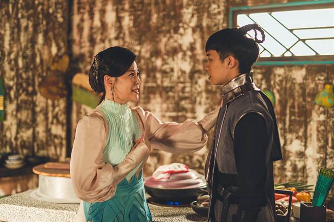 方馨、吳政迪飾演母子。（公視台語台提供）