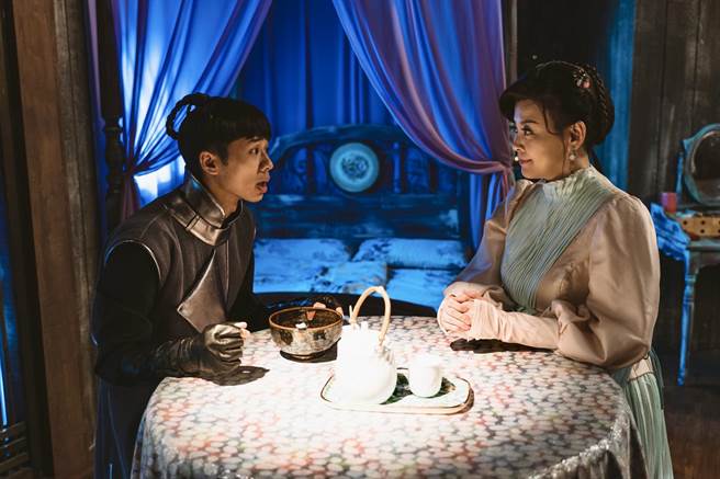 方馨、吳政迪飾演母子。（公視台語台提供）