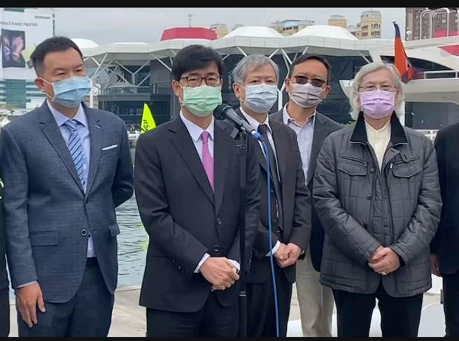 高雄市长陈其迈今（26）上午出席爱河湾游艇码头Ａ区间签约典礼，会后对于媒体提问有关凤山区停电一事直言：「我很不高兴，这是很掉漆的事，台电内部应该要检讨」。（石秀华摄）