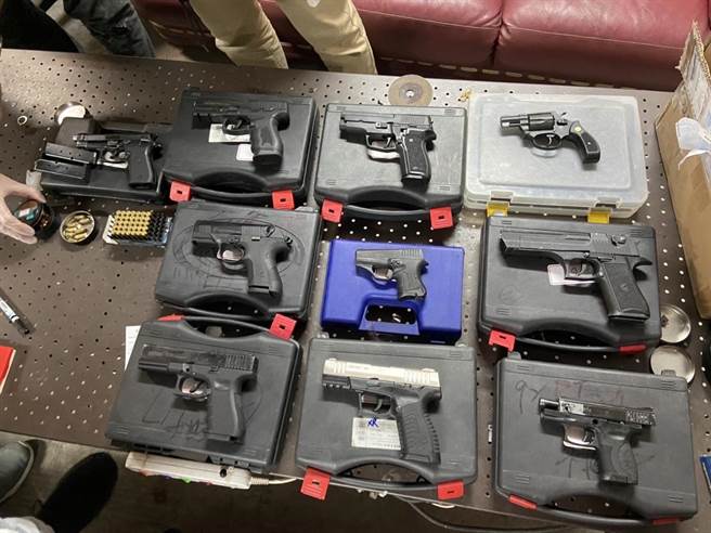 警方在王嫌等2人的铁工厂内起获10把改造手枪。（图／翻摄画面）