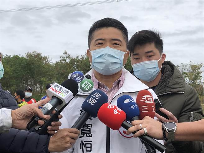 中二选区补选国民党立委候选人顏寛恒，今天在乌日受访时，批林静仪和民进党企图影响让年轻人仇富反商，把台湾年轻人操作成绿卫兵。（陈世宗摄）