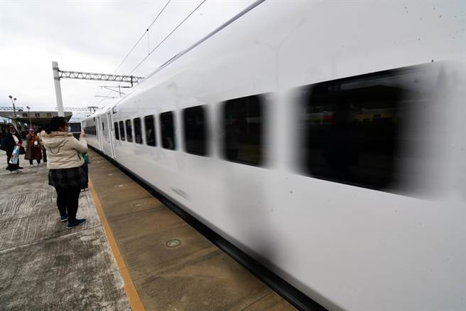 台铁EMU3000新城际列车今天由行政长院苏贞昌正式宣布入营运（庄哲权摄） 