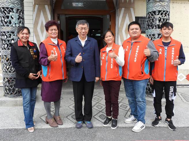 花莲县秀林乡代表会11位代表中，5位无党籍的代表，包含乡代会副主席赖惠美（左二）、邱惠英（右三）、陈龙（右一）、王则元（右二）、金云湘（左一）等加入民眾党。（罗亦晽摄）