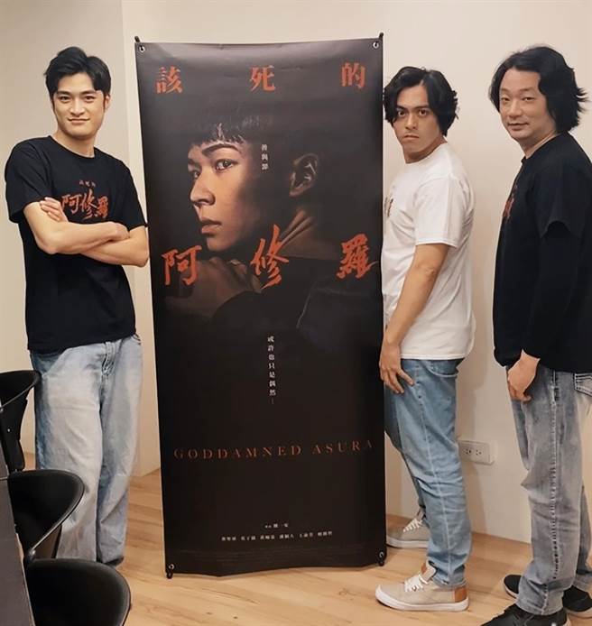 潘綱大（左起）、賴澔哲、導演樓一安做聖誕特輯。（希望行銷提供）