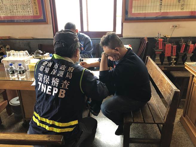 台南市盐水区湄洲妈祖祈安绕境行经市区海安路一段时，交陪境庙宇水门宫燃放大量鞭炮、烟火，市府环保局针对行为人开罚。（环保局提供／洪荣志台南传真）