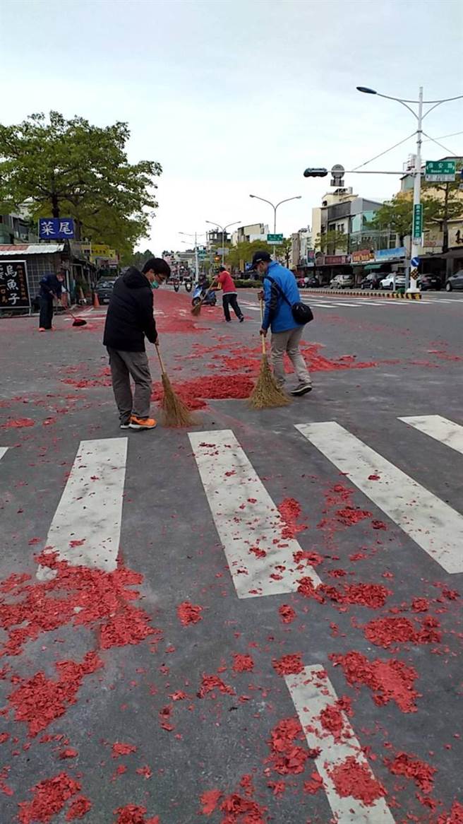 台南市盐水区湄洲妈祖祈安绕境行经市区海安路一段时，交陪境庙宇水门宫燃放大量鞭炮、烟火，现场留下大量炮屑。（环保局提供／洪荣志台南传真）