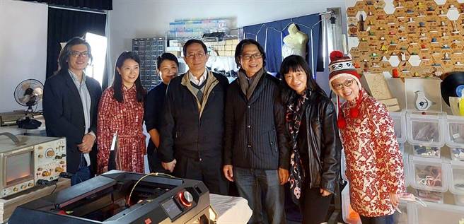 台大校长管中闵（左四）和法律学院教授叶俊荣（右三）在圣诞节重逢，3年前， 他们两人均是台大校长遴选案的主角。（摘自管中闵脸书）