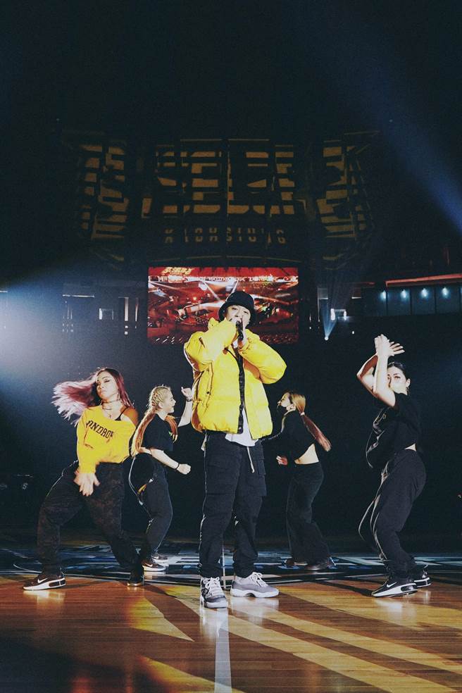 周汤豪演唱〈Healthy Mind〉、〈NEED YOU〉、〈iGO〉、〈Turn Up〉等歌曲。(环球音乐提供)