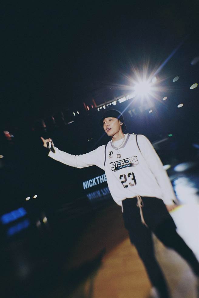 周汤豪耶诞节现身高雄凤山体育馆，担任PLG钢铁人主场开幕战嘉宾。(环球音乐提供)