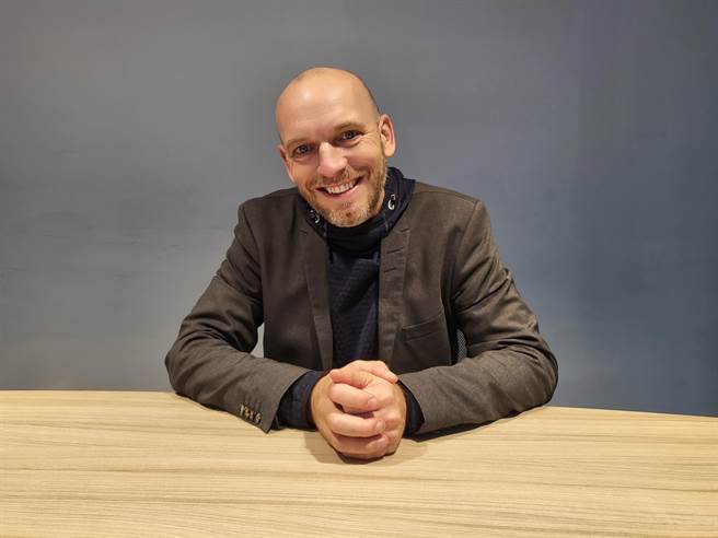 疫情让世界处于隔离状态，远道而来的丹麦导演马丁．林博（Martin Lyngbo）表示，疫情虽然令人分离，但是剧场能将人连结在一起。（李欣恬摄）