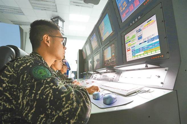 陆军23个联兵营，自去年6月全面编成后，现无人飞行载具(UAV)组有编无装。图为官兵在锐鸢无人机模拟训练器教室训练的情形。（本报资料照片）