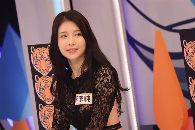 郑家纯（鸡排妹）上《同学来了》分享遇过的「超呛」事蹟。（中天综合台提供）