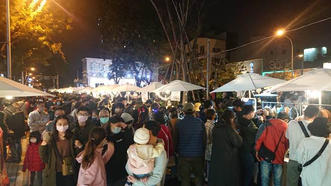 海安路商圈耶誕市集封街舉辦，耶誕夜人潮塞爆現場。（程炳璋攝）