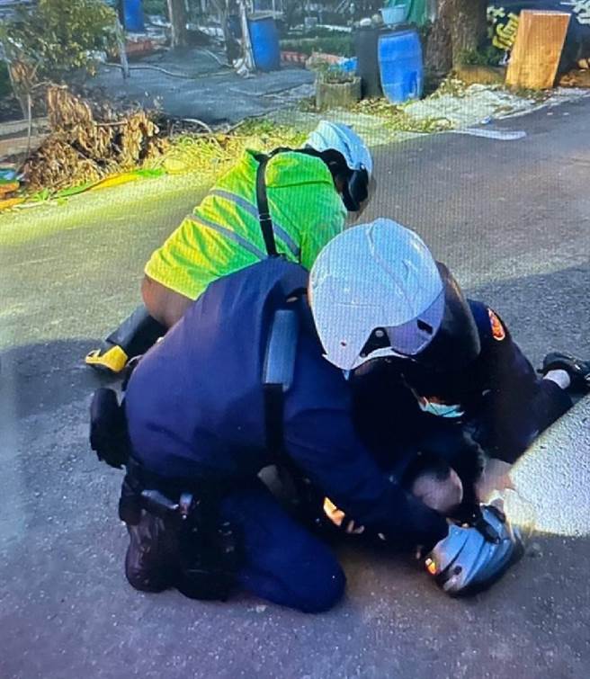 徐男身上藏有違禁品，因交通違規遭警方攔查，心虛拔腿就跑，在員警合力壓制下將人逮回。（桃園警分局提供／陳夢茹桃園傳真）