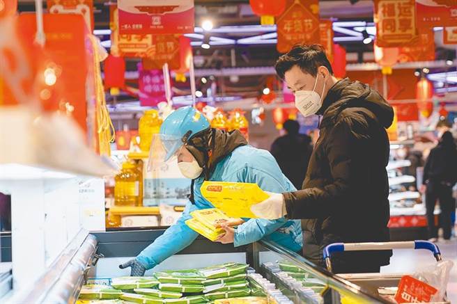 西安近期因新冠疫情嚴峻，出現超市哄抬物價的情況。（圖／新華社）