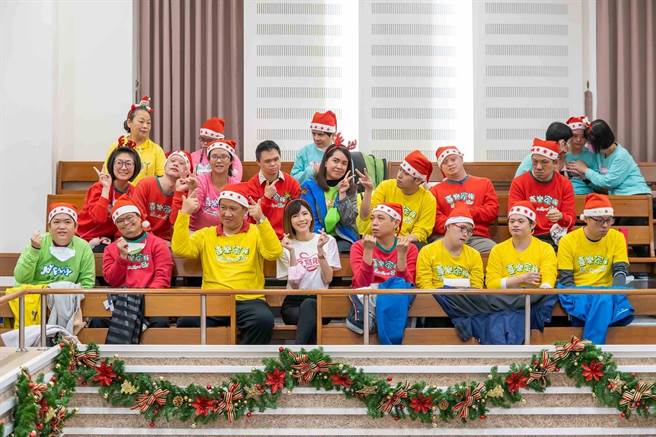 钱丽如在耶诞节前夕和「喜乐家族」的唐宝宝、迟缓儿们一起报佳音。（TVBS提供）
